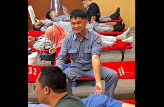 DPC FSP LEM Kabupaten Batubara bersama PMI Kab Batubara lakukan kegiatan donor darah bagi pekerja di Ballroom PT INALUM Kuala Tanjung. (/ist)