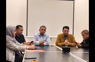 Ridho Rahmadi (pegang mik) optimis Sumbar menjadi Serambi Medinah nya Partai Ummat, diskusi media, Selasa 7/11-2023. (ndri)