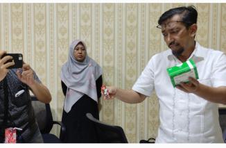 Konsultan PT CTI  Dr Andani Eka Putra perlihatkan produk Reagen pendeteksi penyakit hasil produksi perusahaan berbasis bio teknologi, Jumat 3/11-2023. (dok)