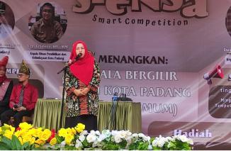 Dewi, Ibu Kepsek SMP Negeri 1 Padang sebuah SSC 2023 ajang positif adu cerdas pelajar se Sumbar, Sabtu 4/11-2023. (dri)