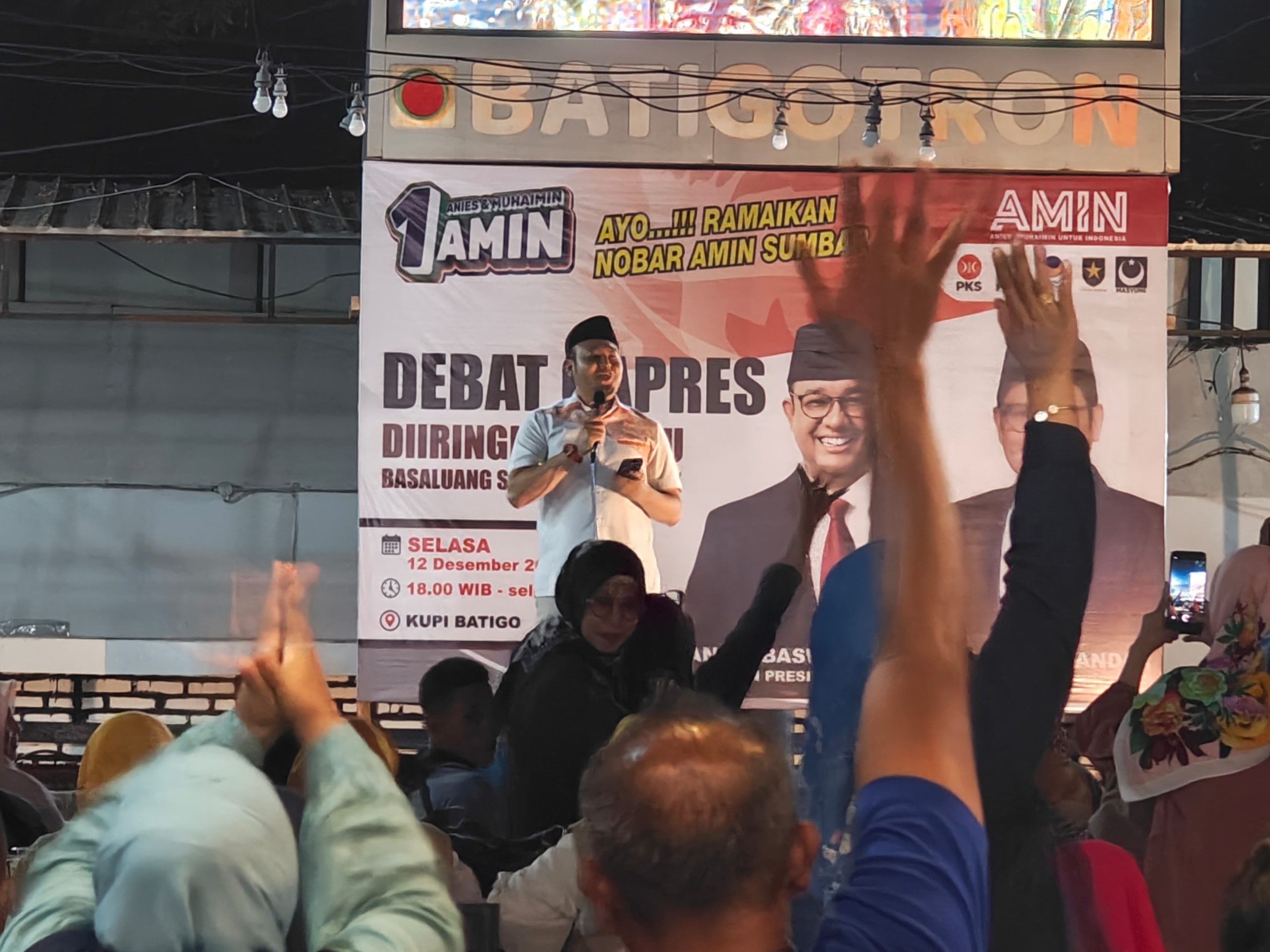 Kapten TKD AMIN Sumbar Rahmat Saleh pastikan debat pertama ini Anies jawaranya, Nobar Debat Capres, Selasa 12/12-2023 di Kupi Batigo Padang. (cop)
