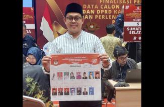 Divisi Teknis Penyelenggaraan Pemilu KPU Sumbar, Ory Sativa Syakban memperlihatkan Surat Suara DPD RI. (/ist)