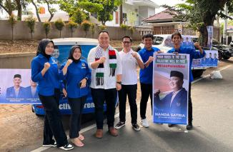 Ketua KNPI Sumatra Barat, Nanda Satria Bagi semangka Saat Aksi Free Palestina di Masjid Raya. (/ist)
