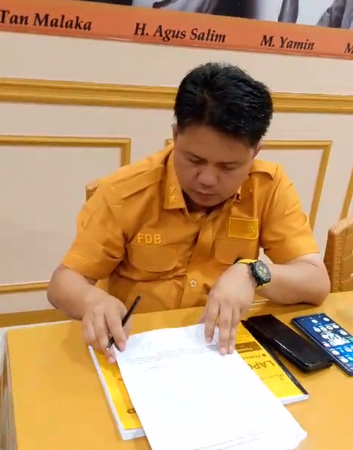 Caleg Hanura Teken Pakta Integritas dengan Ketua Hanura Sumbar Febby Dt Bangso, Rabu 3/1-2023.(pe)
