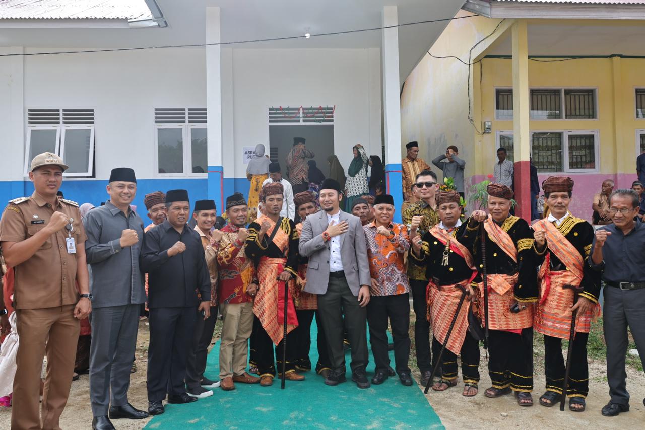 Sukses bangkitkan bantang taransam dunia pendidikan, Ust Rahmat Saleh diberi gelar Malin Bandaro Sati oleh Ninik Mamak Lasung Batu Pauh Duo, Selasa 9/1-2024. (dok)
