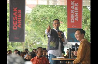 Caleg PKS DPR RI Ibrahim Irwan Prayitno (kanan) saat jadi host Desak Anies di Batusangkar, Rabu 3/1-2024. (grp)