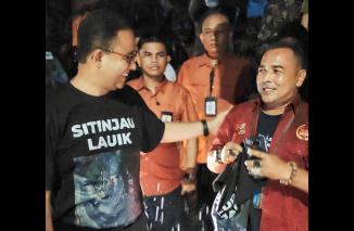 Andrian Tuswandi, Caleg Partai Ummat Dapil Sumbar II untuk DPRD Provinsi Sumbar diendrose Capres Anies Baswedan. (dok)Viral di tiktok Abah Anies, Adrian Tuswandi (kanan).