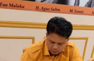 Caleg Hanura Teken Pakta Integritas dengan Ketua Hanura Sumbar Febby Dt Bangso, Rabu 3/1-2023.(pe)