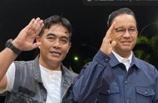 M Zuhrizul dan Anies Baswedan (kanan) salam menyapa pemilih Sumbar I DPR RI, sebelum Anies terbang ke Jakarta, Rabu 3/12-2024 malam. (sis)