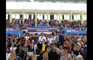 Anies dan Ketua TKD Sumbar Rahmat Saleh di Solok sapa relawan Anies Menang di Sumbar, Rabu 3/1-2024. (dok)