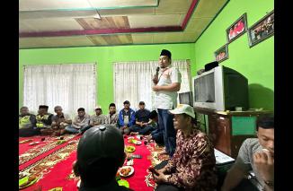 Rahmat Saleh datangi warga terdampak erupsi berkelanjutan Gunung Marapi di Tanah Datar, Minggu 14/2-2024. (dok)