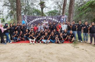 Waoooo, rayakan 3 tahun CALSiC di Coraline Beach. (sis)