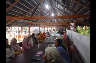 Bertemu penerima manfaat TJSL Hj Nevi harapkan program berkesinambungan. (hdi)
