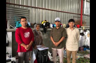 Hamdan tinjau Gudang logistik Pemilu Tanah Datar didampingi KPU Gusriyono, Kamis 18/1-2024. (fr)