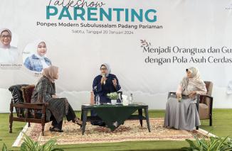 Istri Capres Anies Baswedan, Fery Farhati jadi pembicara utama pada talk show Parenting di Ponpes Modern Sabulussalam, Sabtu 20/1-2024. (rico)