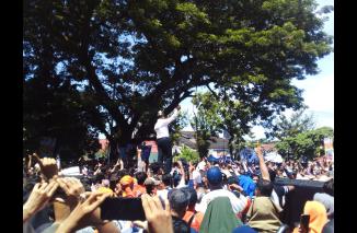 Anies di tengah membludaknya Massa Perubahan saat kampanye akbar, Kamis 25/1-2024 di Padang. (dok)