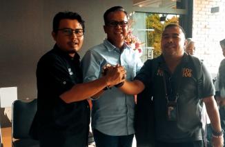 Dirut PT Semen Padang Indrieffouny Indra (tengah) bersama dua wartawan satu kampung di 2x11 Enam Lingkung, Ope (kiri) dan Adrian Tuswandi (kanan) usai perkenalan manajemen PTSP, Rabu 10/1-2024. (dok)