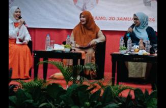 Hj Nevi di tengah dan Fery Anies Baswedan (kanan) dua perempuan hebat dibalik pria sukses, Sabtu 20/1-2024 di Perempuan Melek Politik. (dok)
