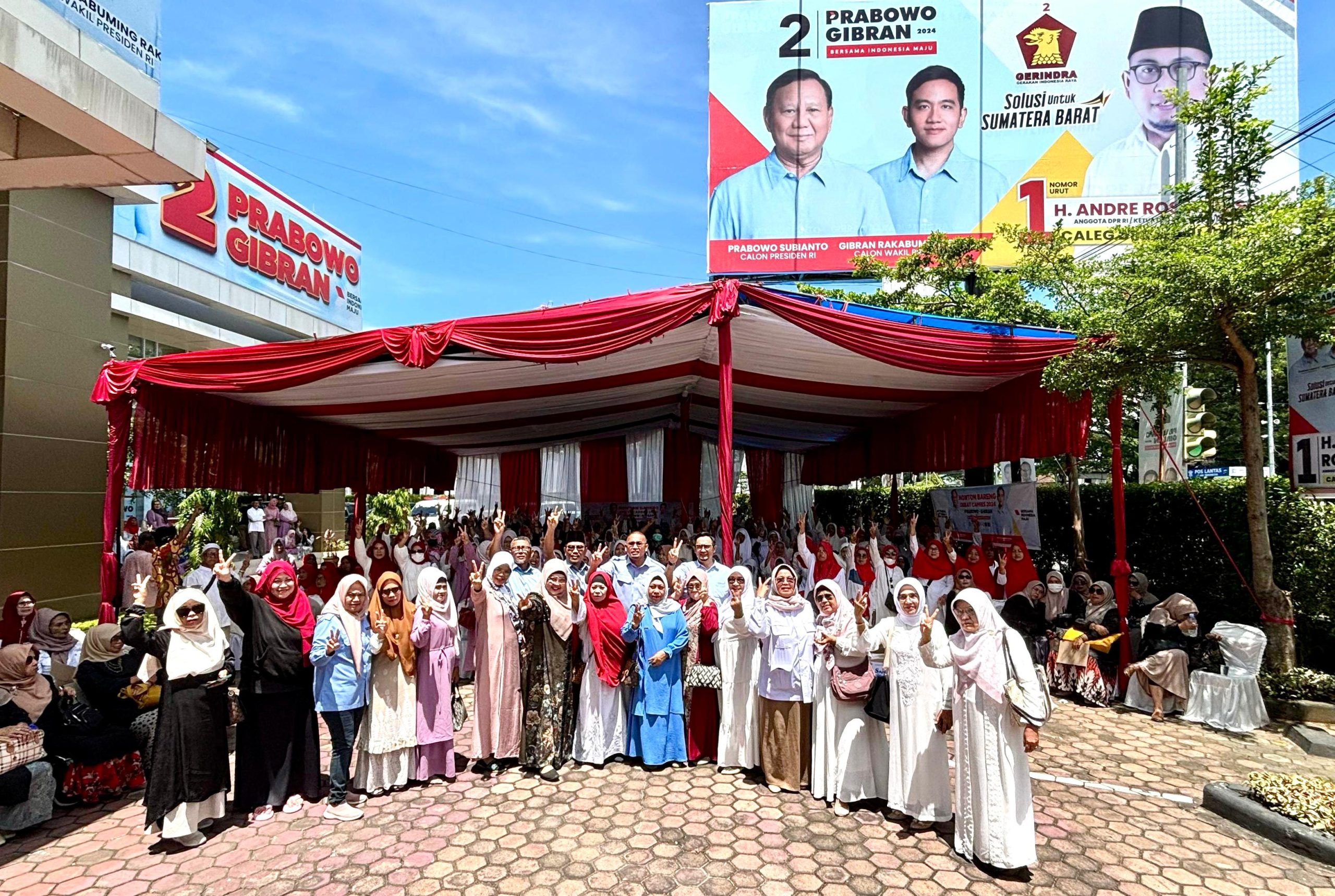 Andre Rosiade dikerumuni emak-emak majelis taklim dan. Bundo Kanduang di Kantor TKD Capres 02, Kamis 8/2-2024 di Padang. (dok)