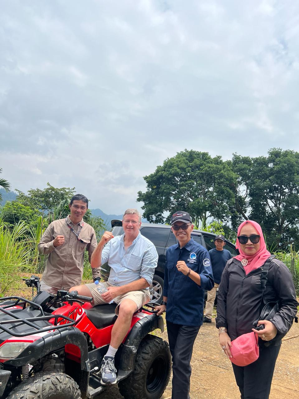 Prof Noel bersama Sari Lenggogeni dan pegiat pariwisata di Sinarosok Agam, Sabtu 24/2-2024. (sis)