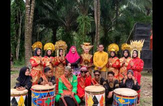 Bersama warga, Hj Nevi terus perkokoh dialog ke masyarakat di Simalungking, Lubuk Alung, Agam, Senin 12/2-2024.(hdi)