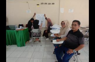 Rekapitulasi suara pemilu tingkat PPK di sebuah kecamatan di Padang Pariaman, Sabtu kemarin, sementara Input Sirekap Padang Pariaman lelet. (dok)