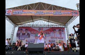 Hj Nevi Zuairina menjadi orator pada Kampanye Akbar PkS di Bukittinggi. (hdi)
