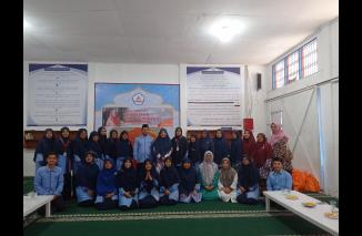 Bersama SD IT Adzkia Bukittinggi, Hj Nevi sosialisasikan UU. (hdi)