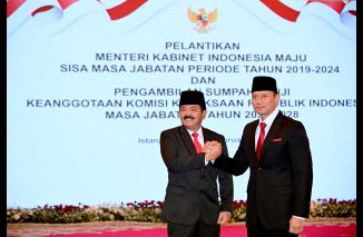 Hadi Tjahjanto (Menkopolhukam) dan AHY (Menteri ATR/BPN) dilantik Joko Widodo, Rabu 21/2-2024. (dok/hms-sekrpres)