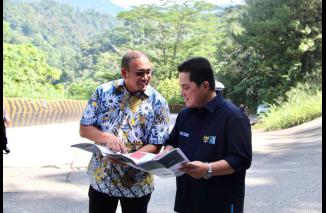 Andre Rosiade bersama Erick Thohir saat meninjau Sitinjau Lauik, beberapa waktu lalu. (dok)