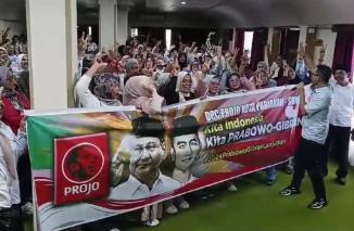 Ketua DPD Projo Provinsi Sumbar, Muhammad Husni Nahar bersama ratusan relawan ajak usia pemilu bersatulah Sumbar kembali hadapi masa kedepan, Jumat 23/2--2024. (ck)