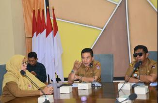 Ekos Albar bersama perwakilan perbankan sangat nyambung bicara pembenahan pasar kuliner di Pantai Padang semakin mentereng, Senin 26/2-2024. (dok)