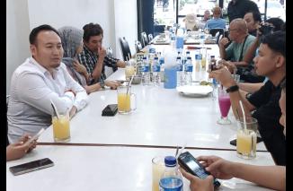 Rahmat Saleh inisiator Program Sumbar Cerdas saat reses DPRD Sumbar beberkan ke publik berita sukses dari program tersebut, Kamis 1/2-2024. (dok)