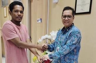 Pembina Yayasan Djamil Peduli Kasih dr Dovy (kanan) serahkan oksigen kepada orang tua bayi di RS M Djamil Padang, Kamis 22/2-2024. (dok/dpk)