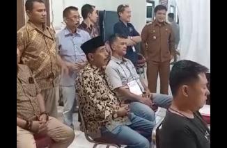 Ketua KPU Sumbar Surya Efitrimen saat monitoring rekapitulasi penghitungan suara pemilu di Kecamatan Pasaman, Kabupaten Pasaman Barat pada Senin 19 Februari 2024 malam (melt).