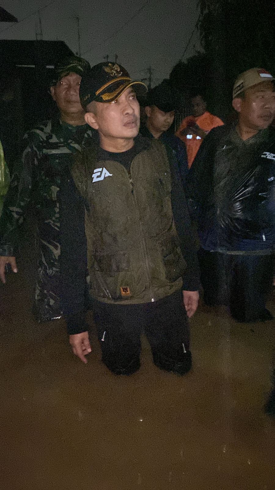 Ekos Albar di tengah hujan deras langsung terjun ke lokasi banjir terparah Banuaran Padang, Kamis 7/3-2024 malam. (dok)