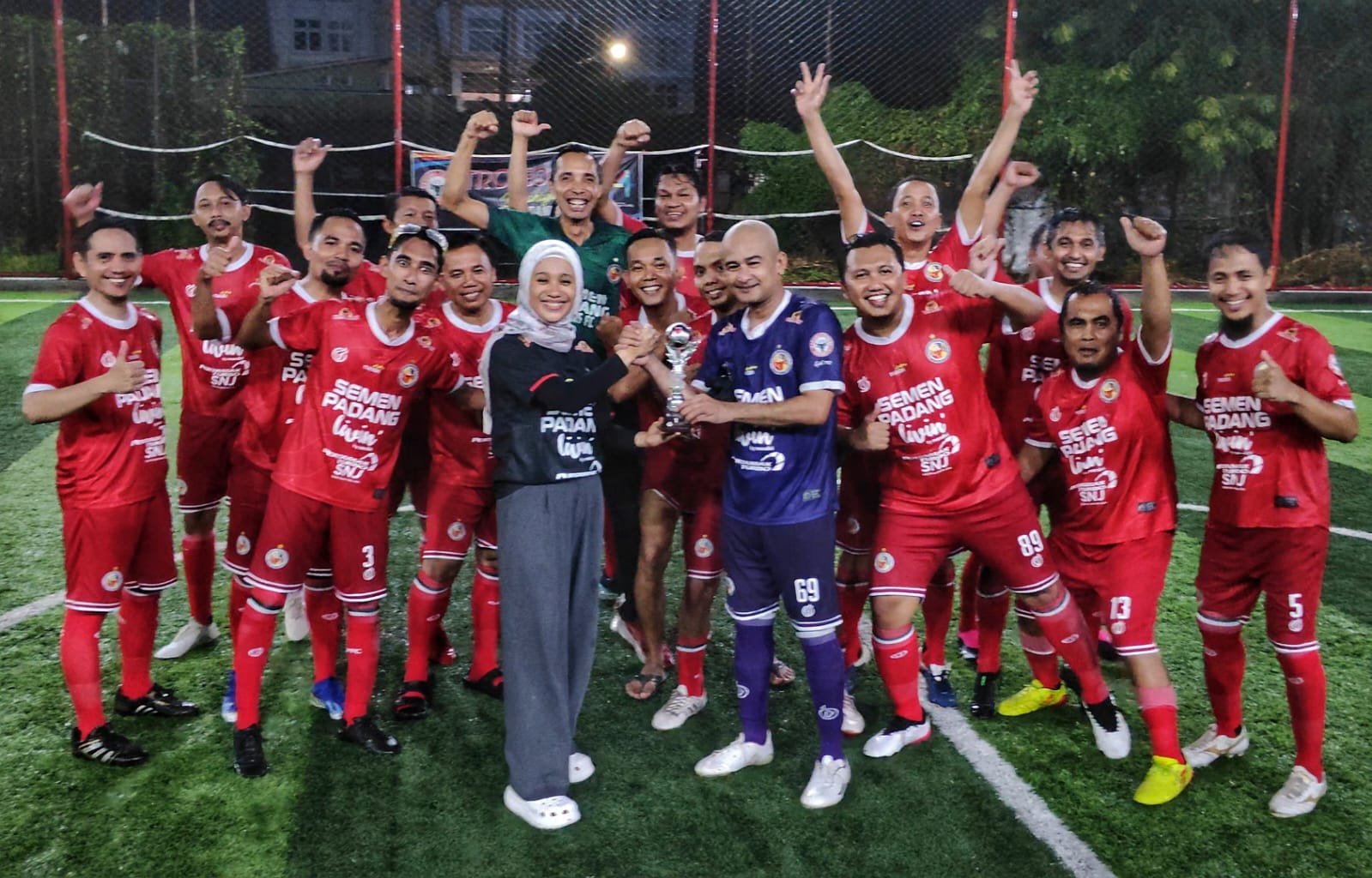 Gebyar SP Soccer raih trophi juara 1 Trofeo Cup memeriahkan 114 tahun usia PT Semen Padang, Senin 25/3-2024. (grp)