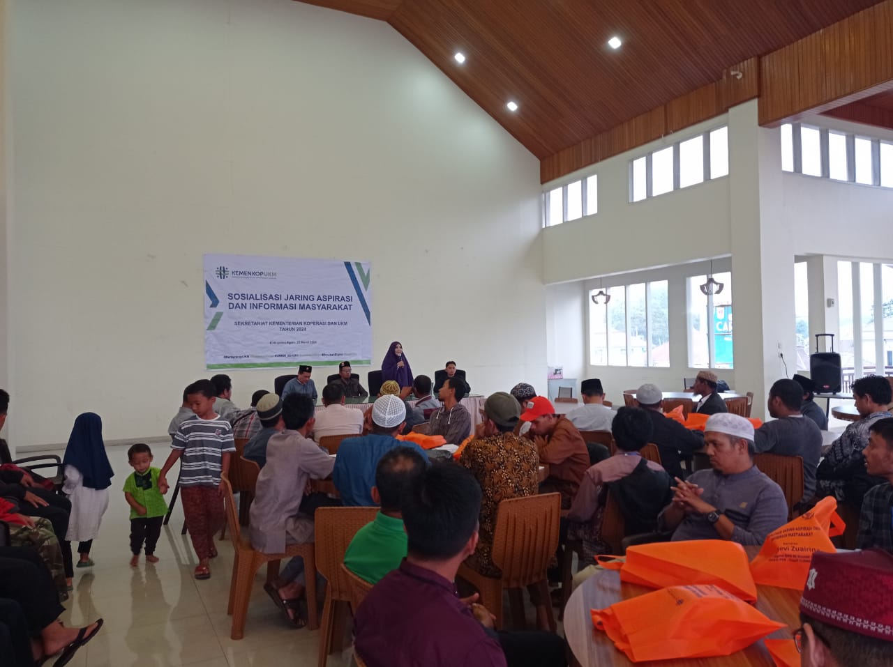Hj Nevi Zuairina berbaur dan buka puasa bersama dengan pengurus dan kader PKS se Agam. (hdi) 