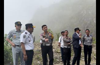 Dirlantas Polda Sumbar Kombes Pol Dwi Nur Setiawan bersama pihak terkait melakukan survei di lokosi jalur yang akan di rekayasa menjadi jalur satu arah, Kamis 21/3-2034. (bjr)