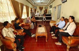 Mas Yudis dan Fahri dari InJourney dialog tentang potensi spot destinasi kelas dunia Tahura Hatta, Selasa 26/3-2024. (cho)