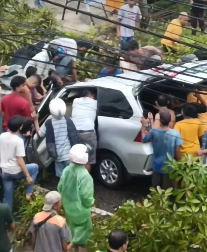 Waduh, kejadian di Simpang Empat Pasbar Sabtu 27/4 2024 siang tadi, pohon tumbang  timpa mobil. (joni) 