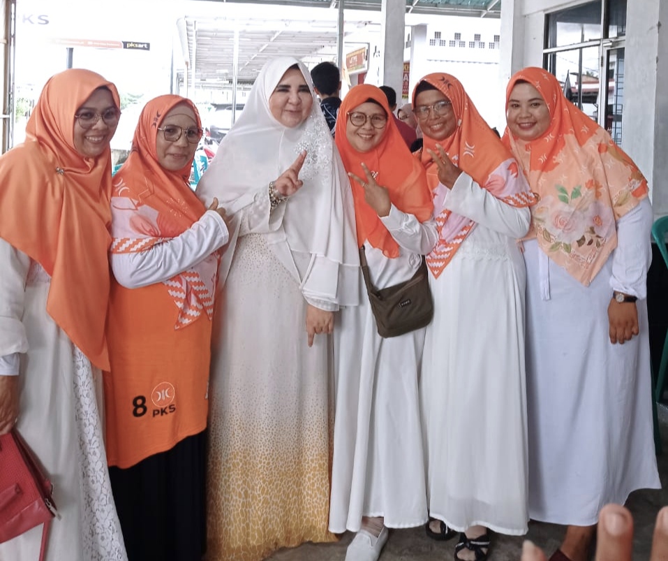 Heboh silaturahmi Hj Nevi dengan kader PKS Kota Pariaman. (hdi)