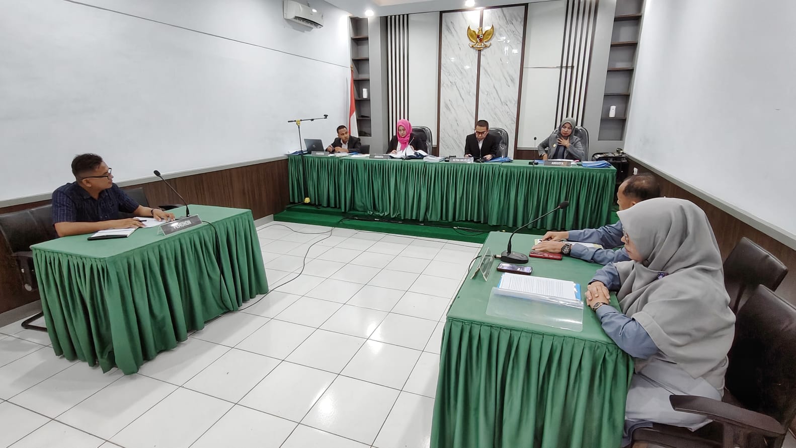 Sidang Sengketa Informasi Publik KI Sumbar, antara Didi dengan 5 SMA sederajat di Sumbar, Senin 13/5-2024. (dri)
