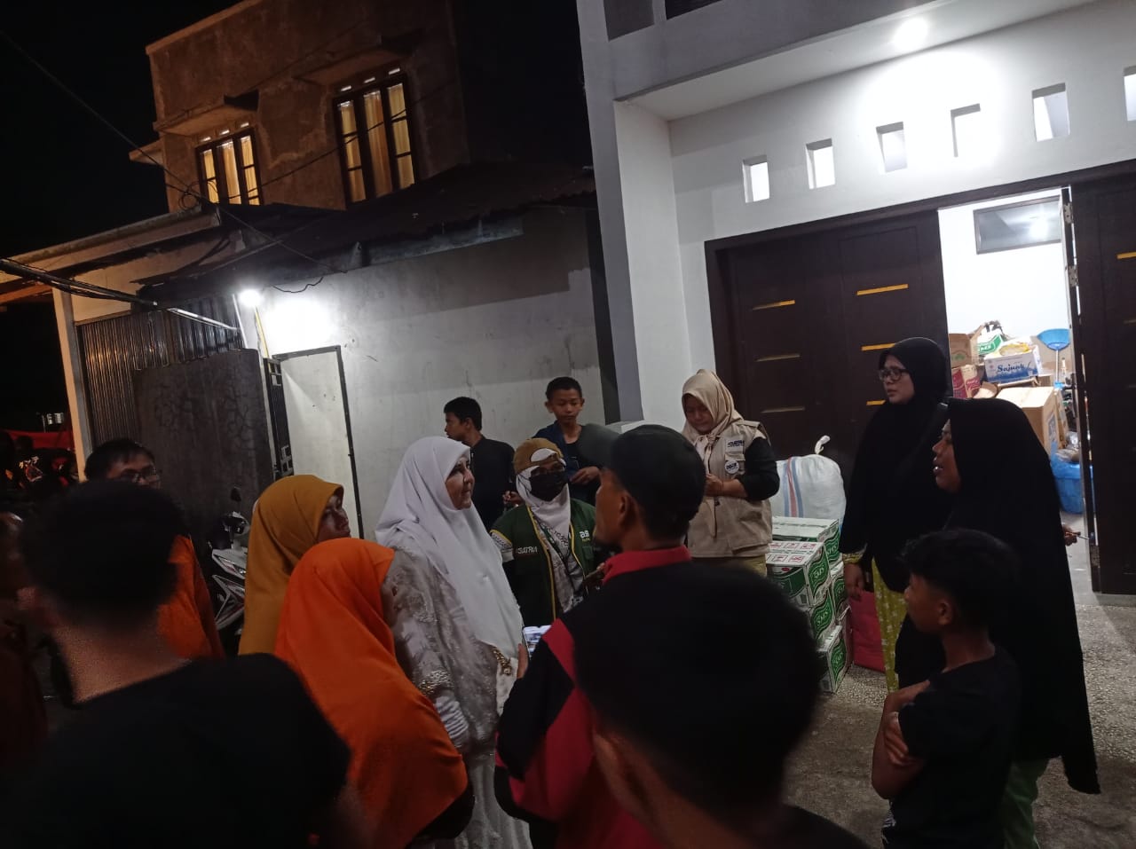 Anggota DPR RI PKS asal Dapil Sumbar 2 kunjungi dapur umum dan serahkan bantuan. (dok)