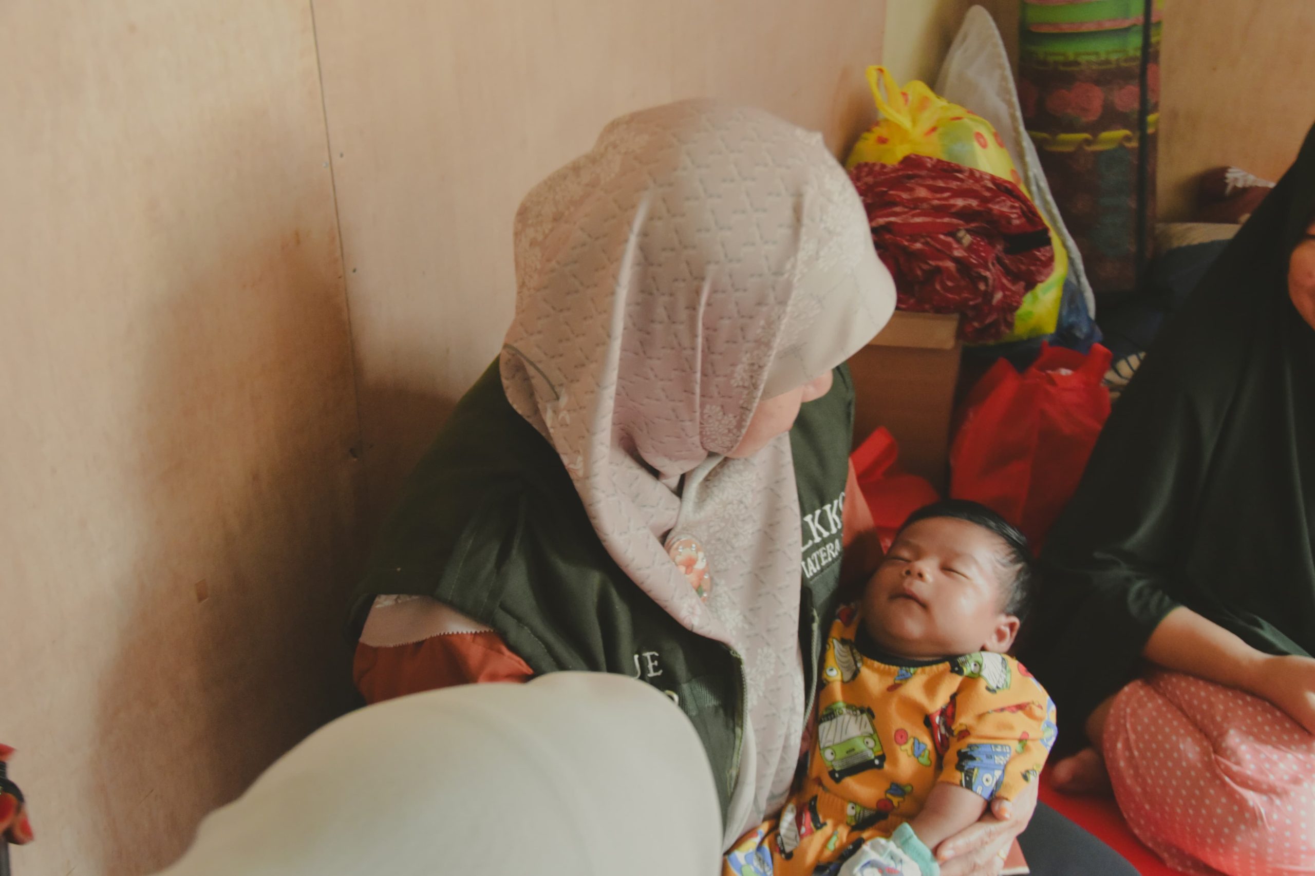 Ummi Harneli gendong bayi selamat dari Galodo karena kuatnya gedongan kasih sang ibu di Tanah Datar. (dri/dok)