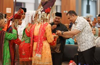 Waooo Epyardi Asda maju Cagub berkoalisi dengan perantau Piaman. (riki) 