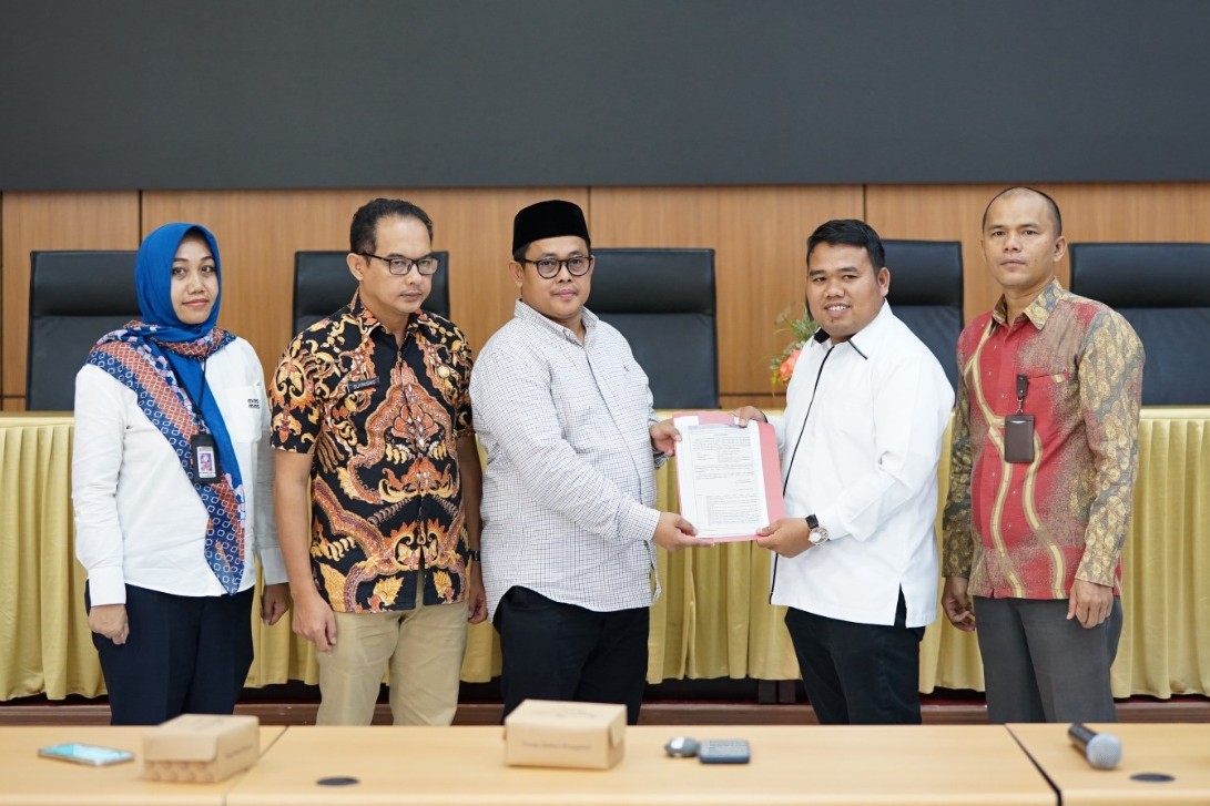 Irman Gusman Serahkan Dokumen Mantan Terpidana ke KPU Sumbar