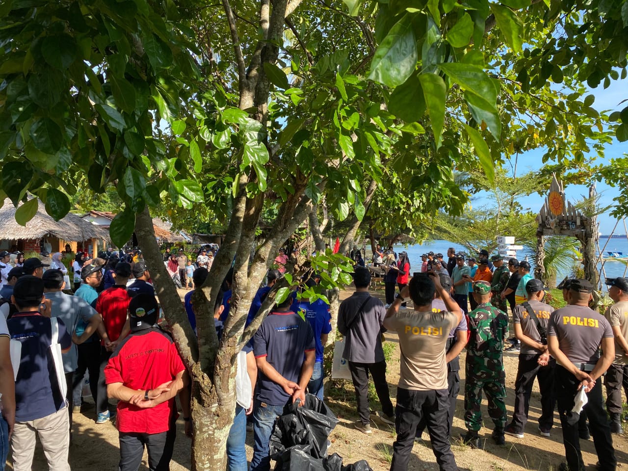Petsmina dan PLN aksi bersih di Teluk Buo masuk 100 besar ADWI 2024, Jumat 7/6-2024. (dok)