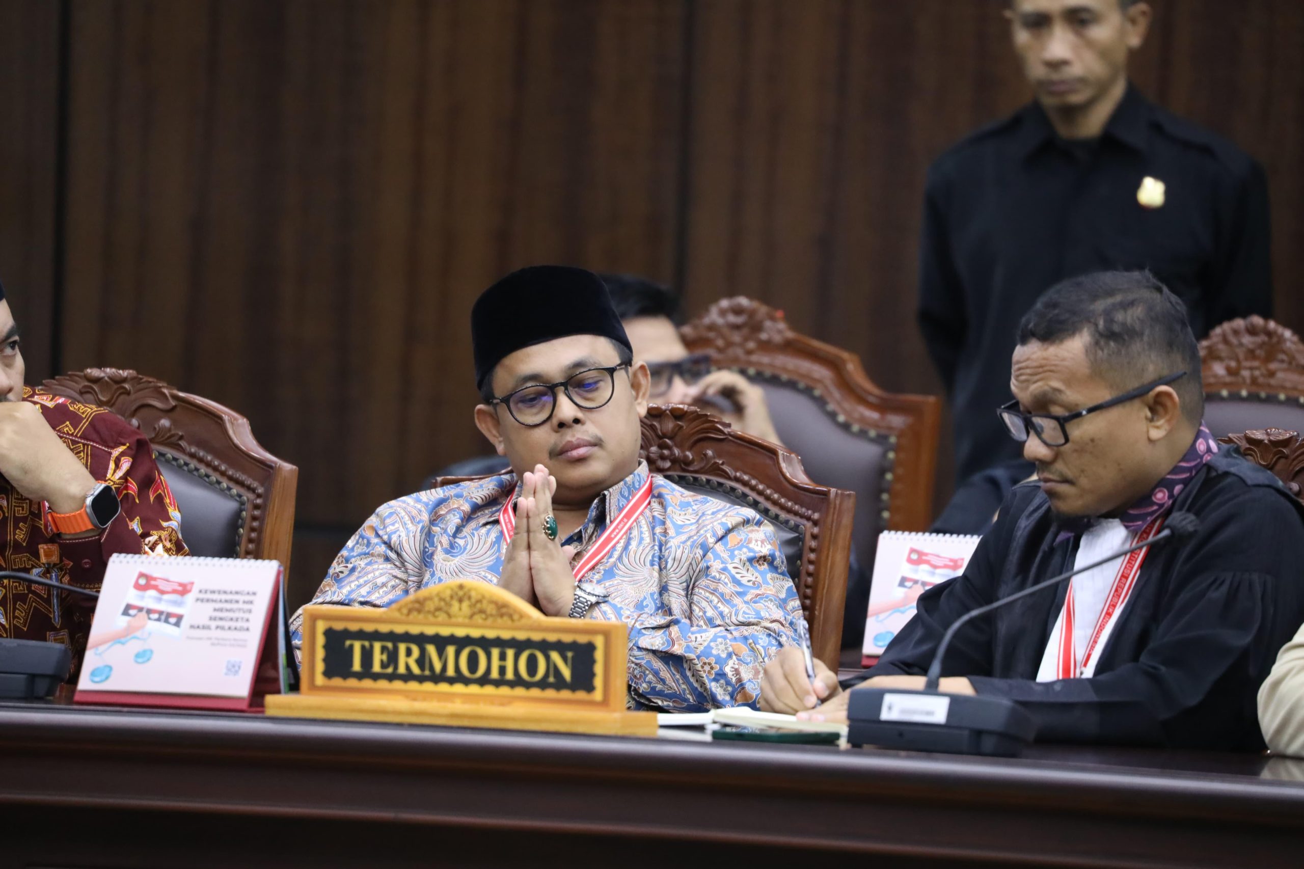 Ketua Divisi Teknis Penyelenggaraan Pemilu KPU Sumbar Ory Sativa Syakban sampaikan deadline pengumuman status Irman Gusman, Rabu 19/6-2024. (melt)
