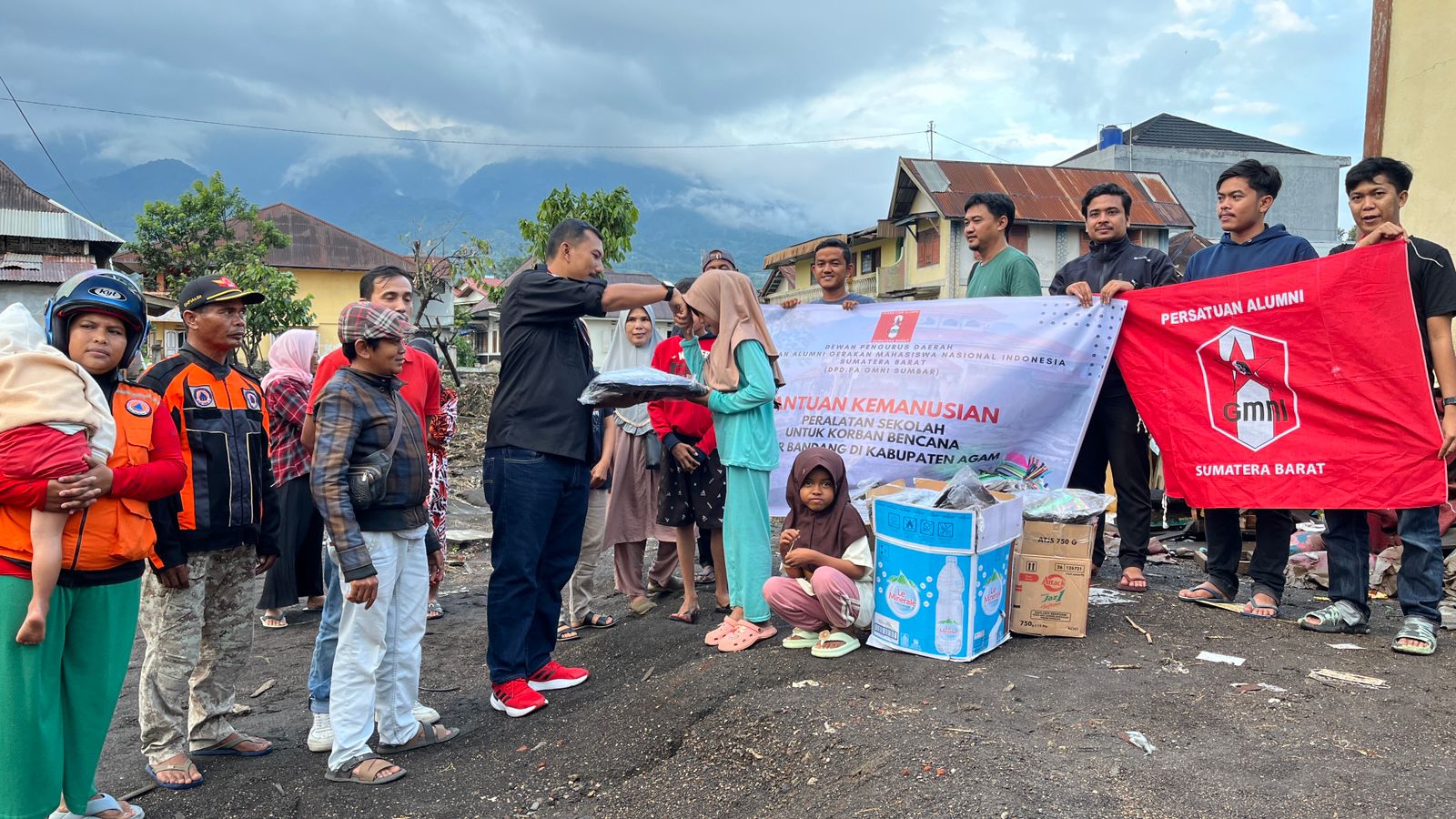 GMNI Serahkan Bantuan Perlengkapan Sekolah Kepada Anak-Anak Korban Banjir Lahar Dingin Marapi di Kabupaten Agam. (Foto: rr)
